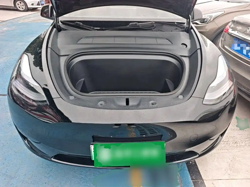 Tesla Model Y — миниатюра 20