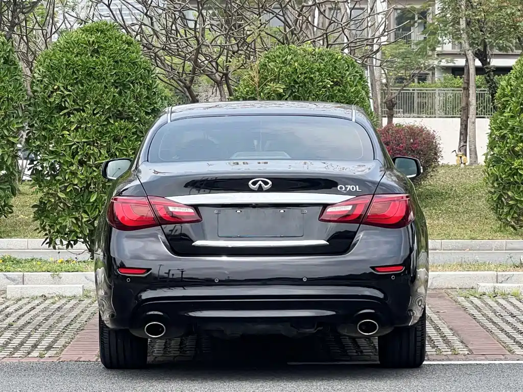 INFINITI Q70
