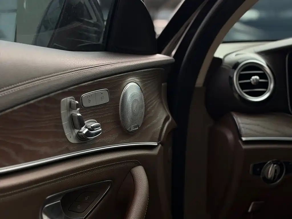 Mercedes-Benz E-Class — миниатюра 6