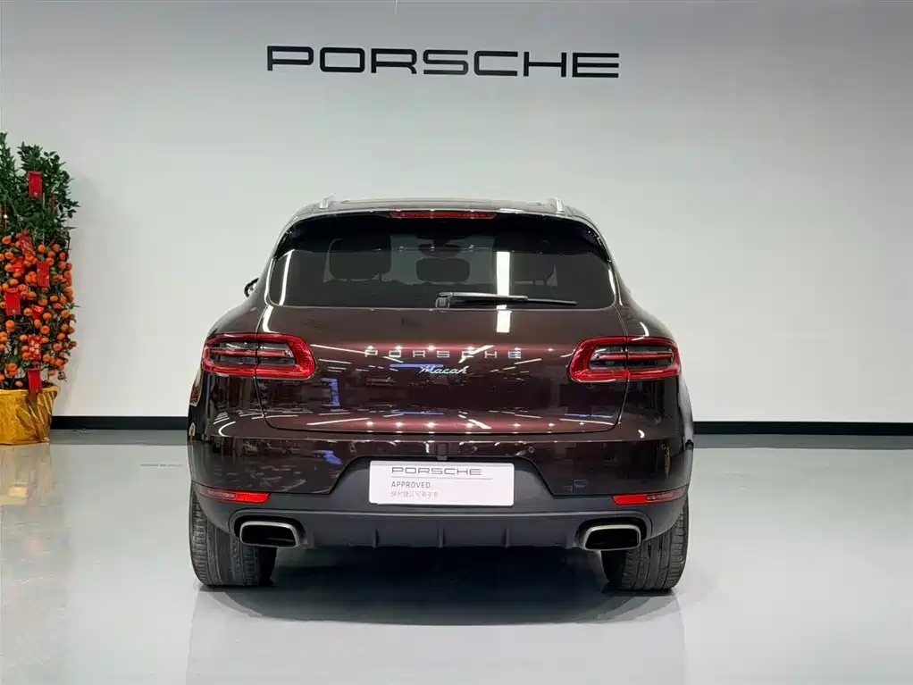 PORSCHE MACAN
