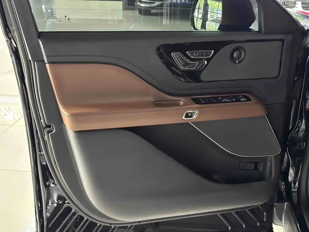Lincoln Aviator — миниатюра 4