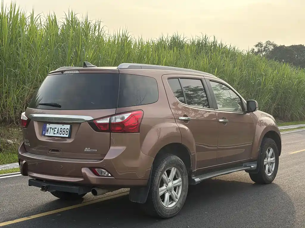 Isuzu MU-X 2015 3.0T AT Premium 7 мест