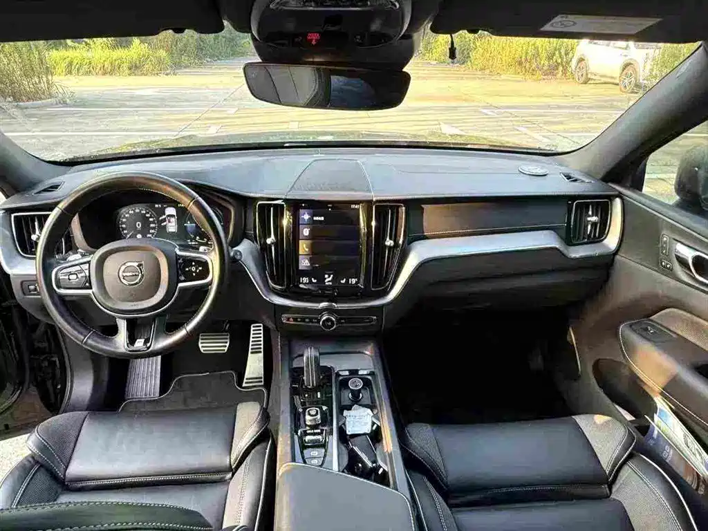 Volvo XC60 PHEV — миниатюра 4