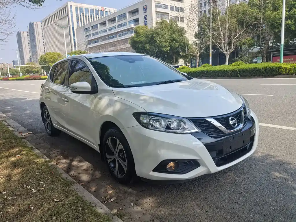 NISSAN TIIDA