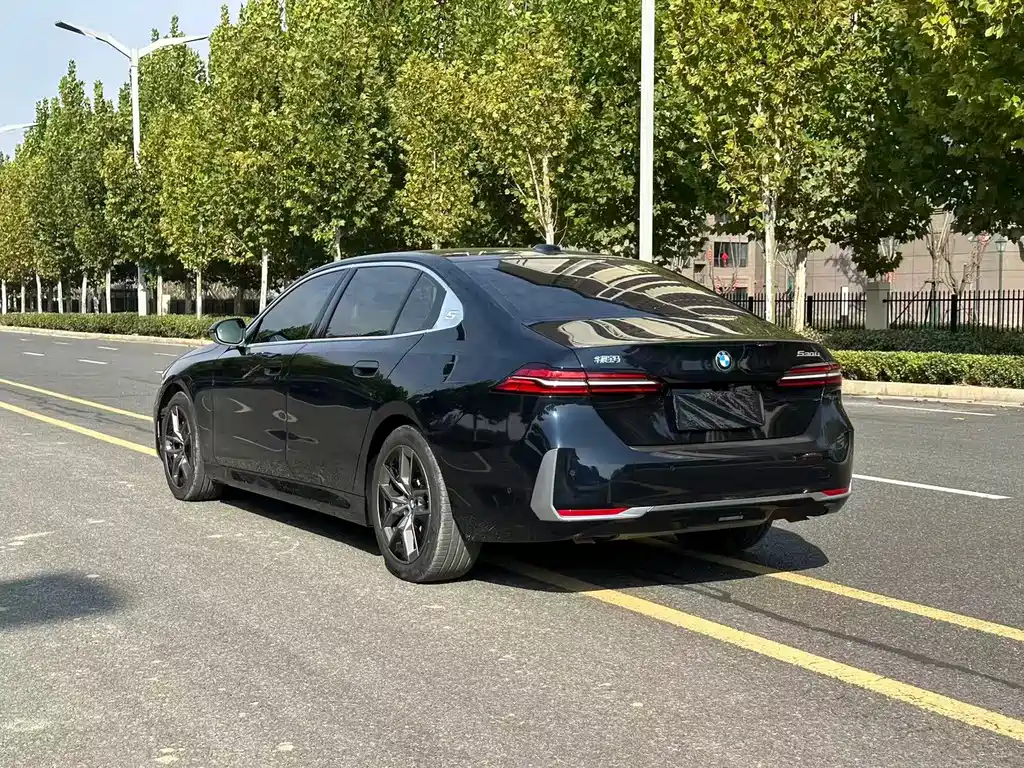 BMW 5 Series — миниатюра 7