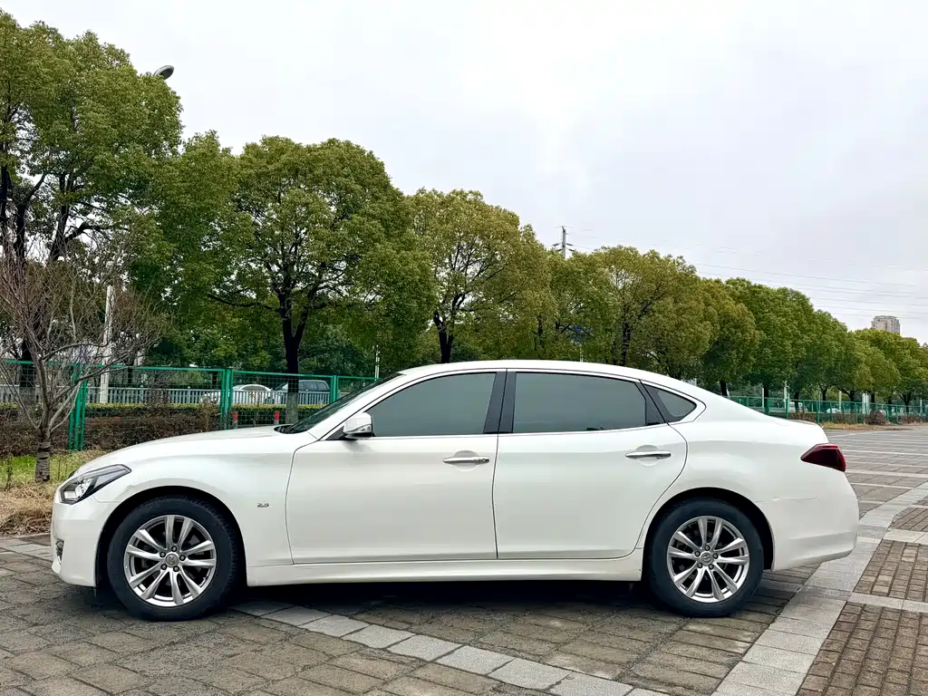 INFINITI Q70