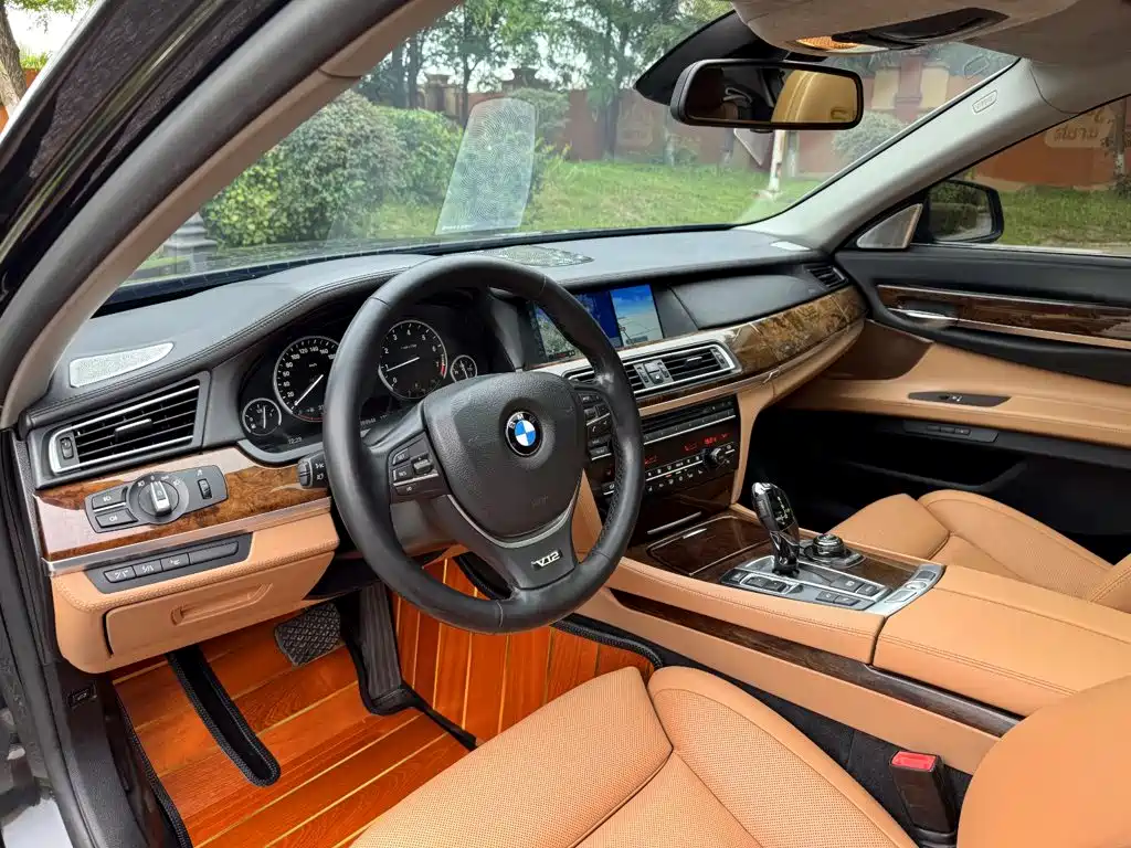 BMW 7 Series — миниатюра 7