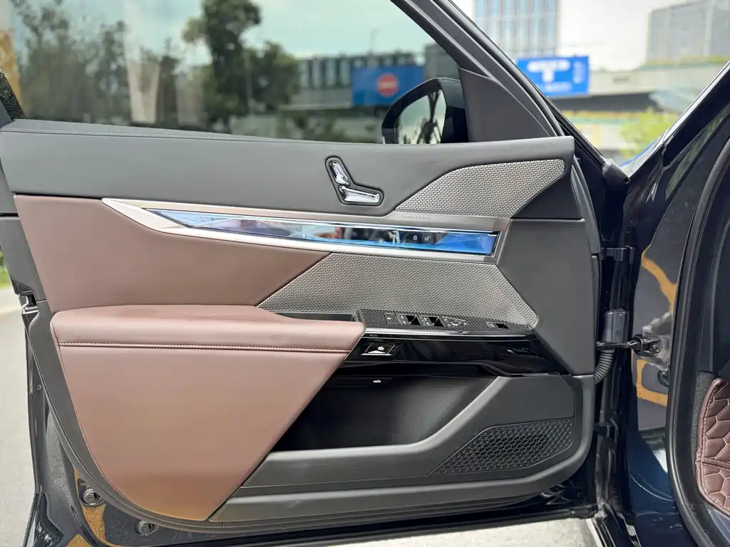 BMW 7 Series — миниатюра 9