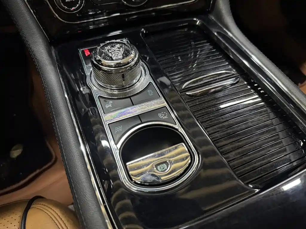 Jaguar XJ — миниатюра 17