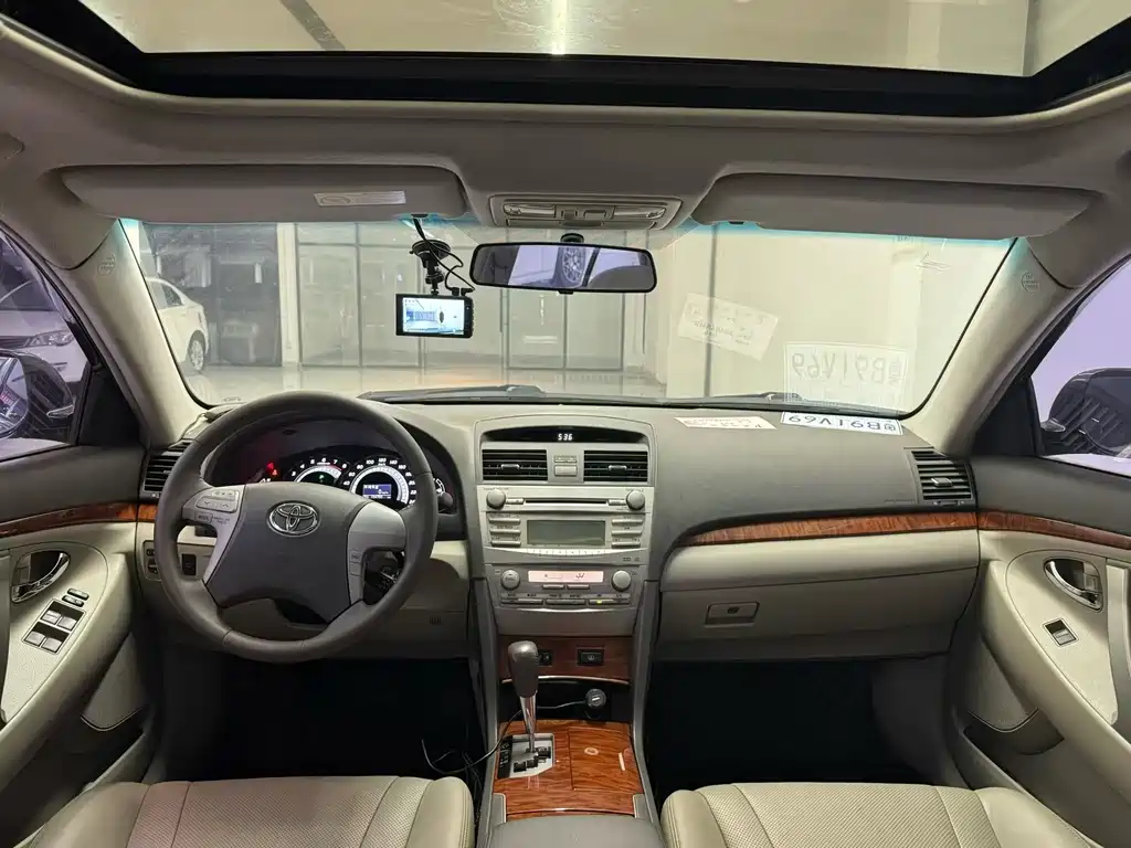 Toyota Camry — миниатюра 4