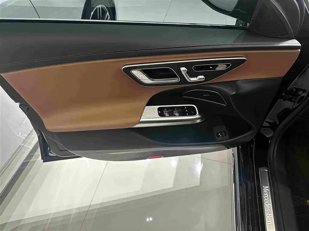 Mercedes-Benz E-Class — миниатюра 6