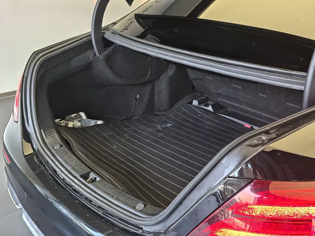 Mercedes-Benz E-Class — миниатюра 7