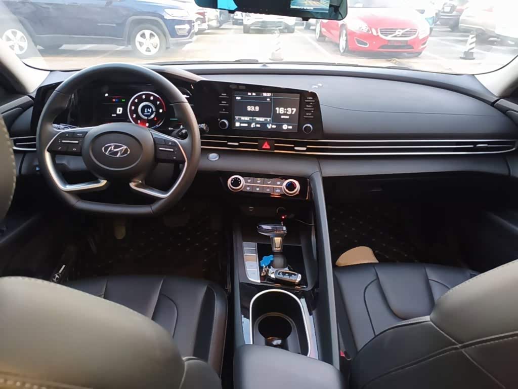 Hyundai Elantra 1.5 л 2022 г. Серебристо-серый, пробег 31800 км