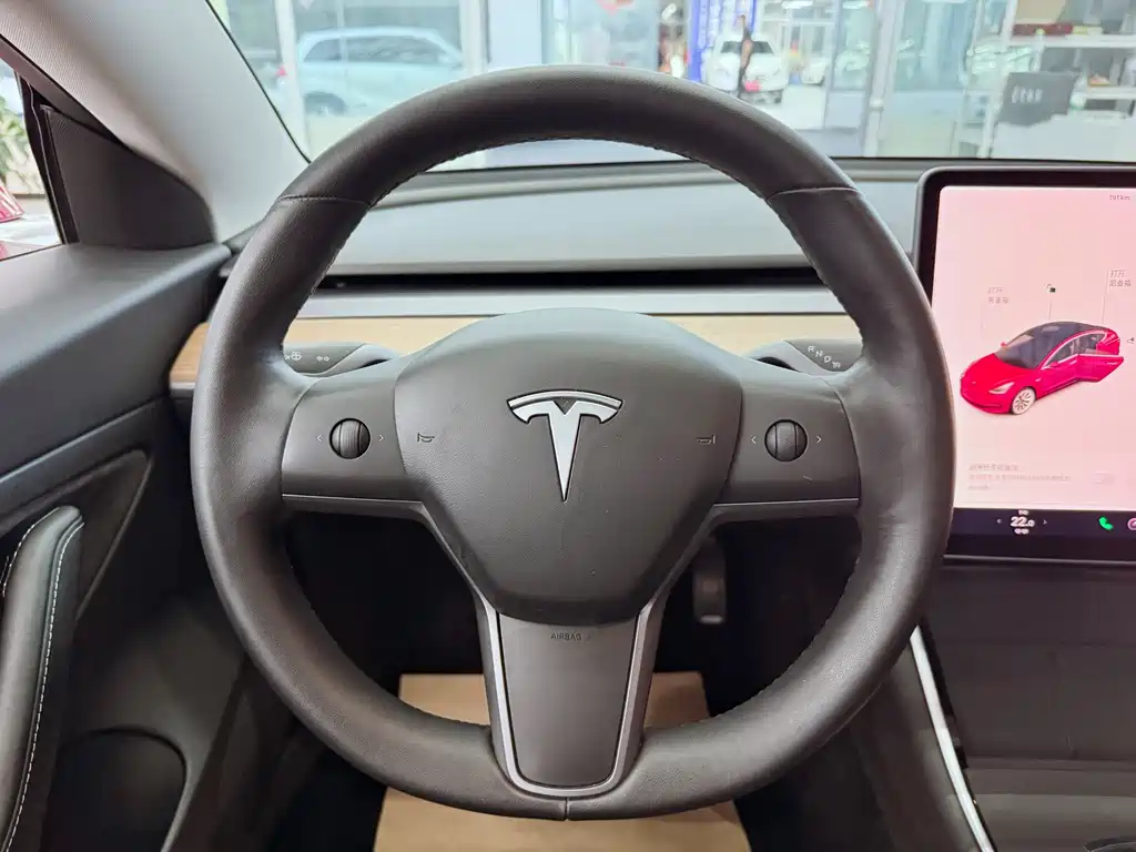 Tesla Model 3 — миниатюра 12
