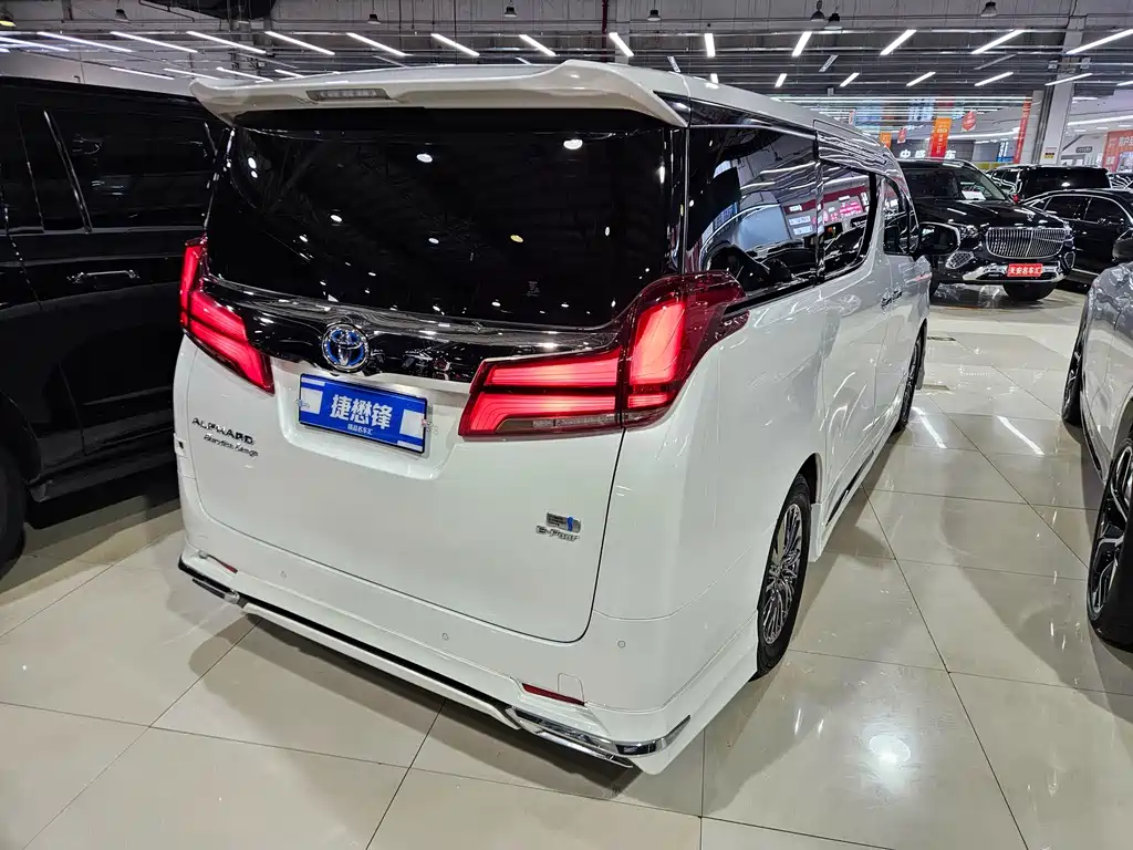 Toyota Alphard — миниатюра 5