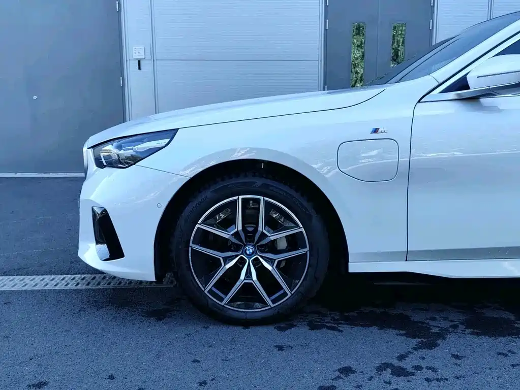 BMW i5 — миниатюра 6