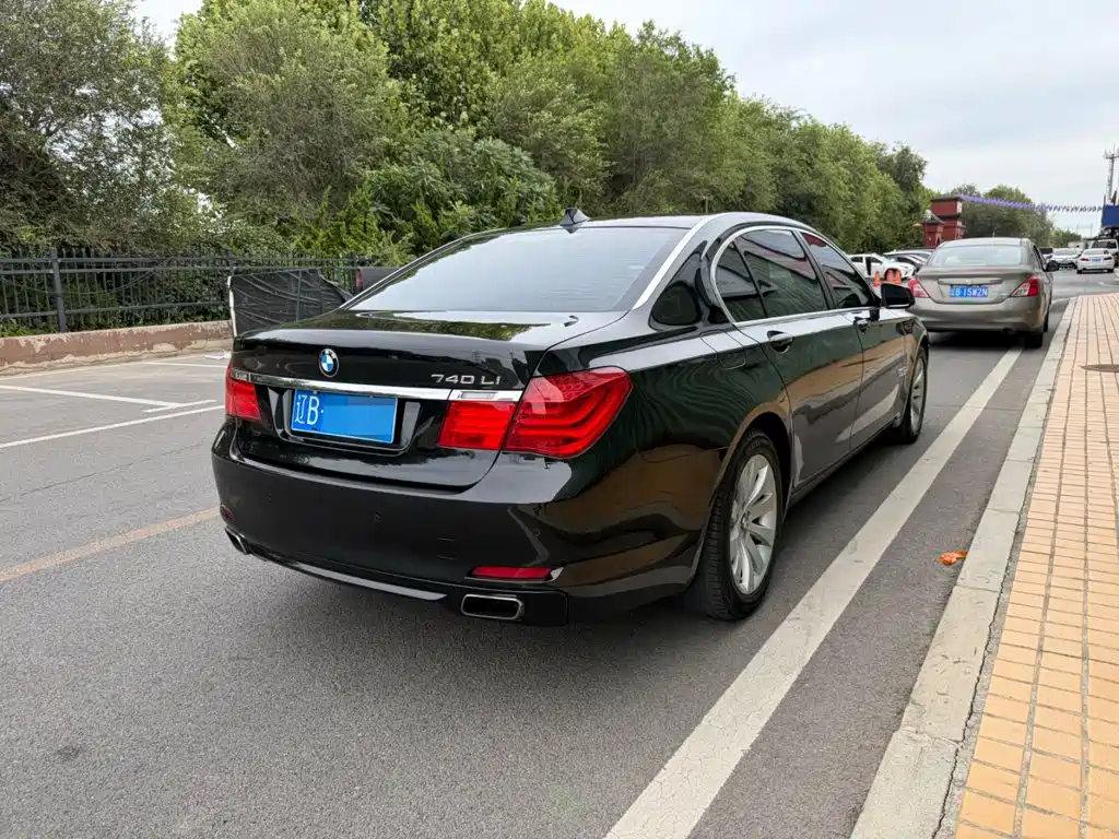BMW 7 Series — миниатюра 13