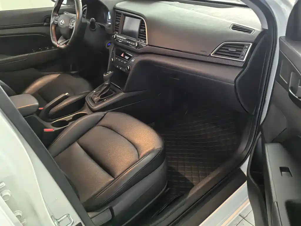 Hyundai Elantra — миниатюра 11