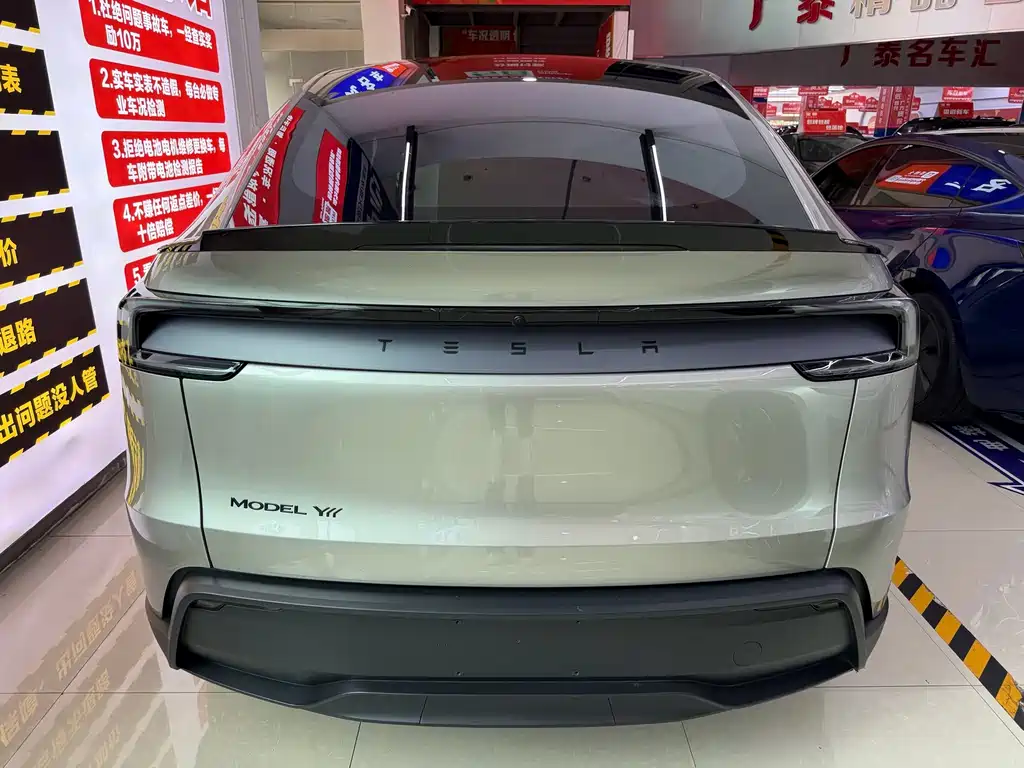 Tesla Model Y L — миниатюра 3
