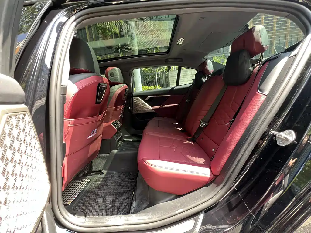 BMW 5 Series — миниатюра 24