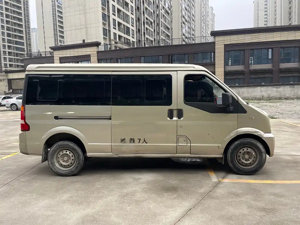 DFSK C37 — миниатюра 4