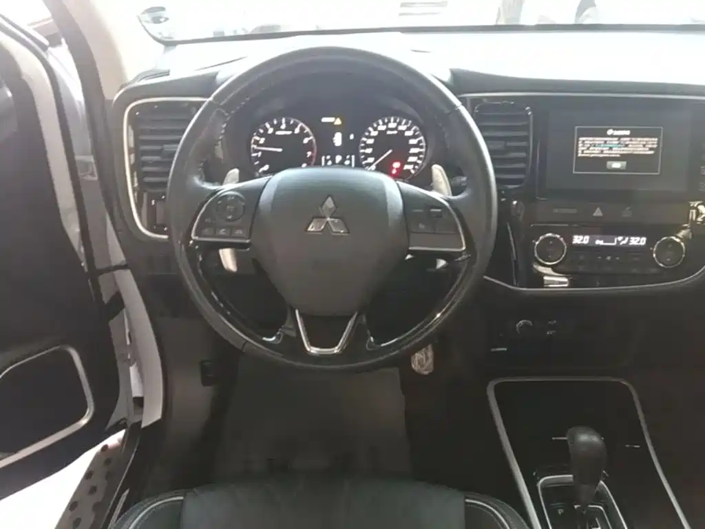 Mitsubishi Outlander — миниатюра 11