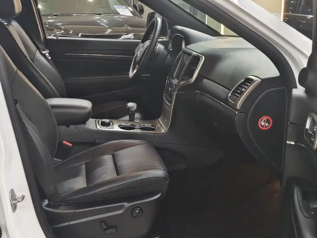 Jeep Grand Cherokee (Import) — миниатюра 13
