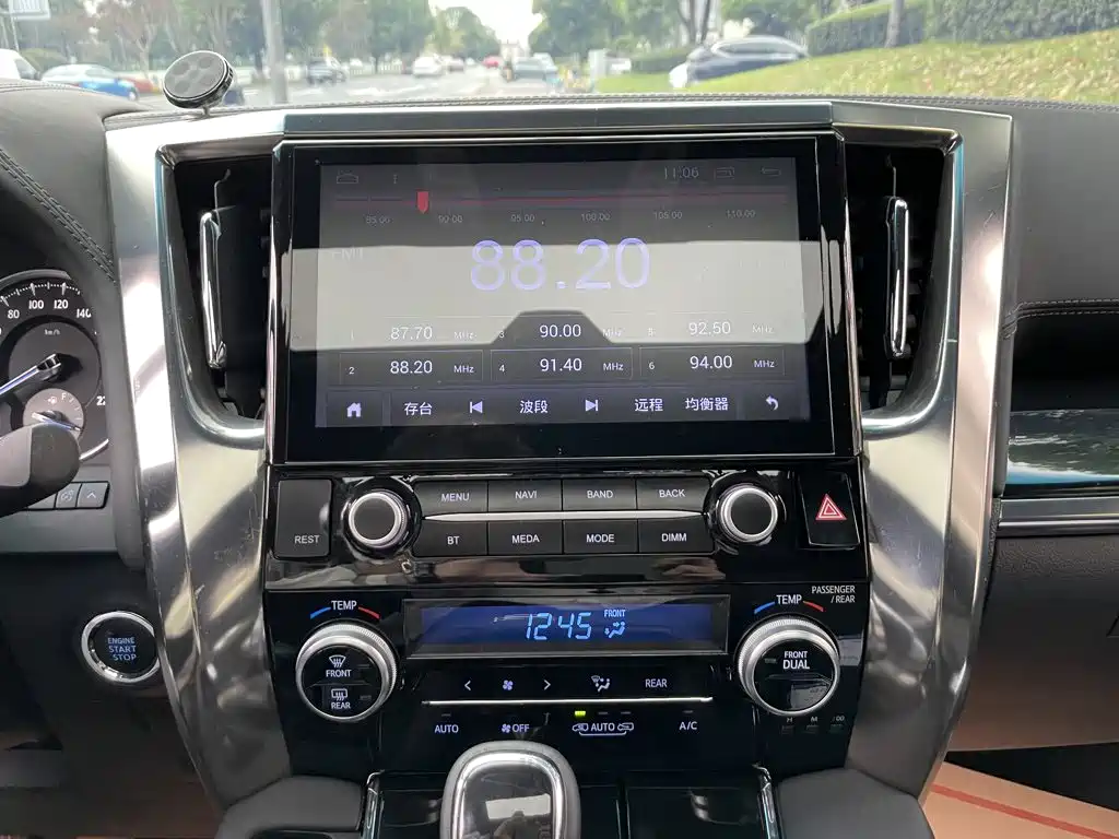 Toyota Alphard — миниатюра 11