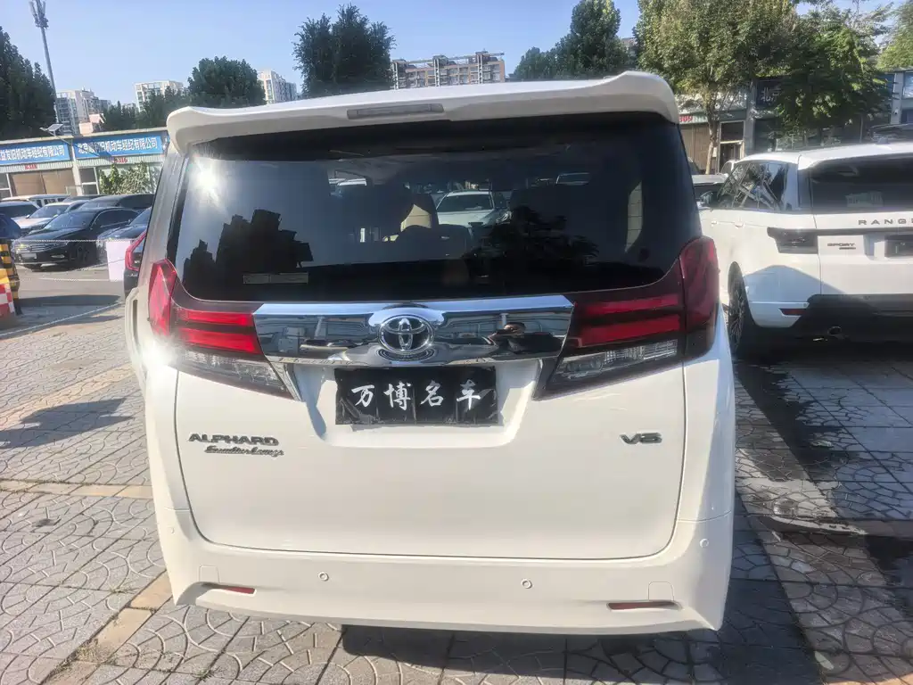 Toyota Alphard — миниатюра 11