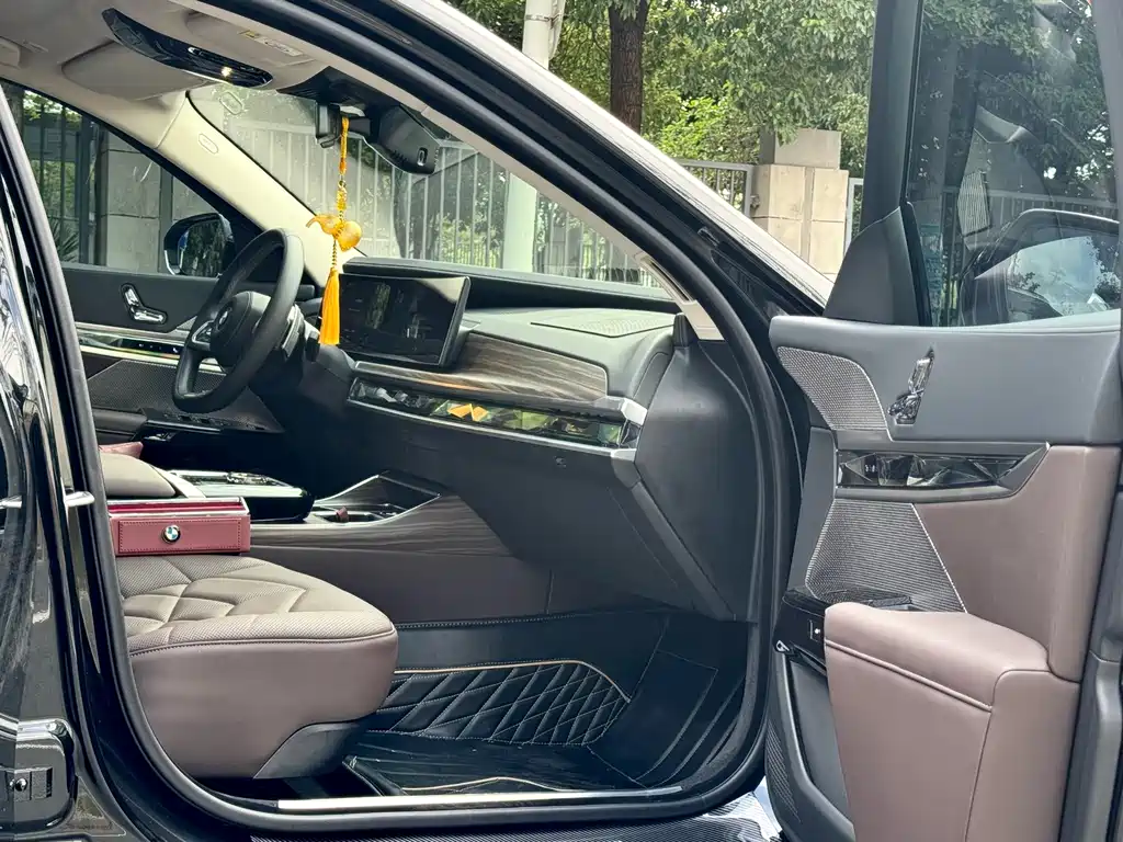 BMW 7 Series — миниатюра 13