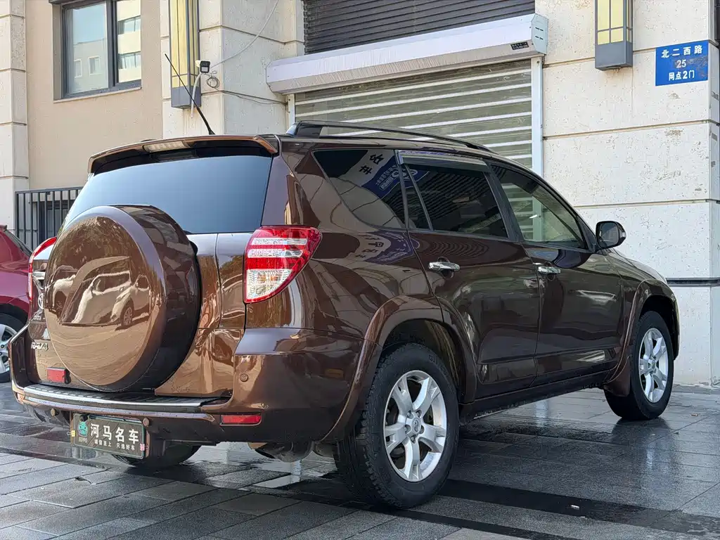 Toyota RAV4 — миниатюра 10