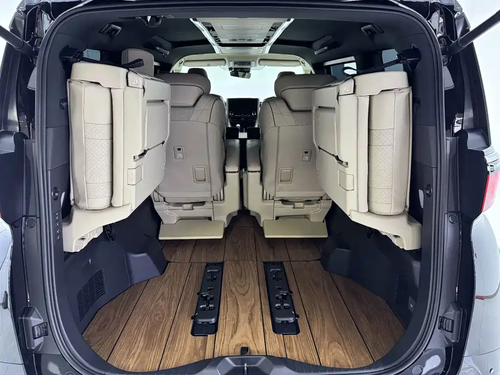 Toyota Alphard — миниатюра 16