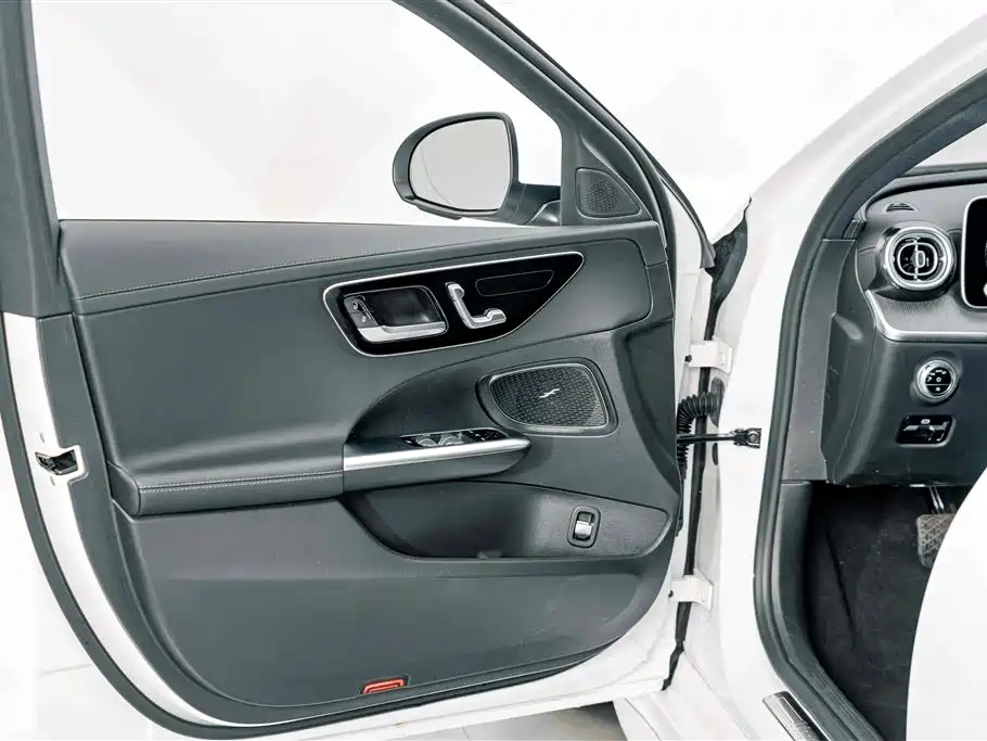 Mercedes-Benz C-Class — миниатюра 13