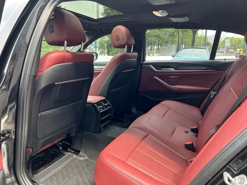 BMW 5 Series — миниатюра 9