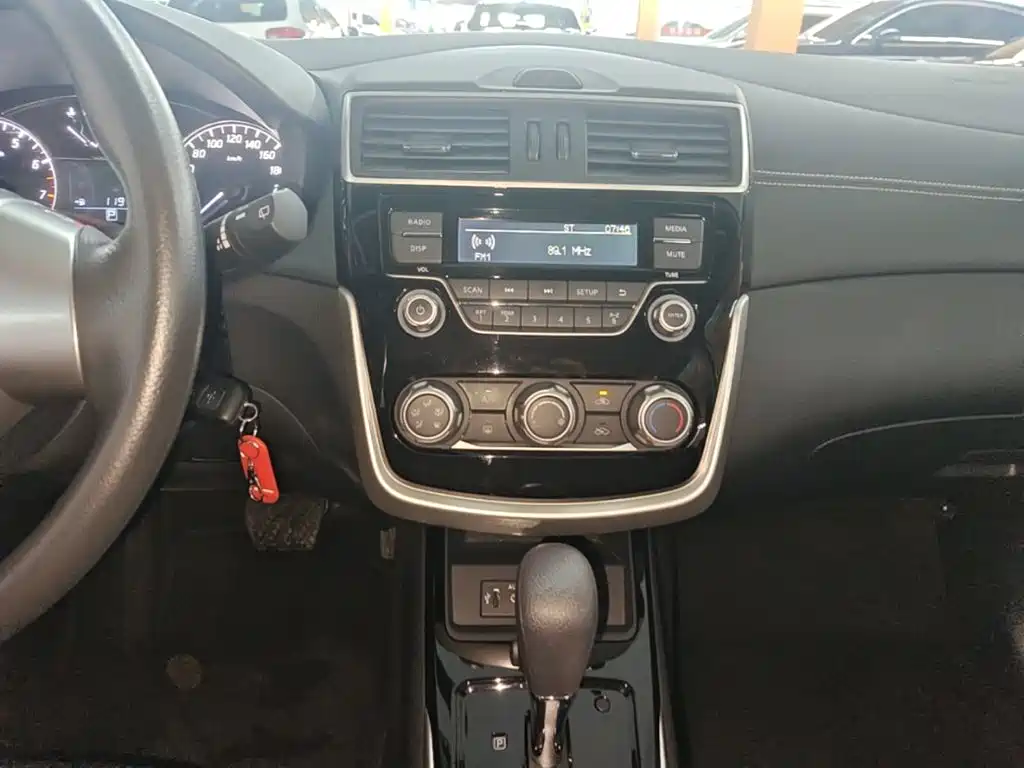 Nissan Tiida — миниатюра 13