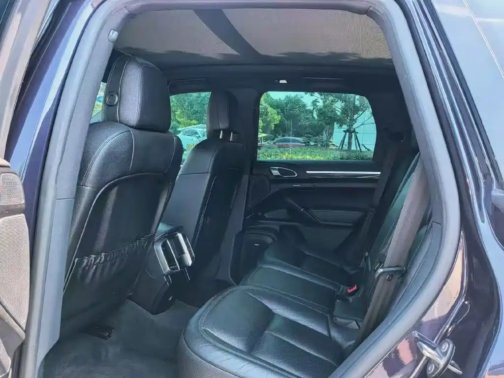 Porsche Cayenne — миниатюра 7