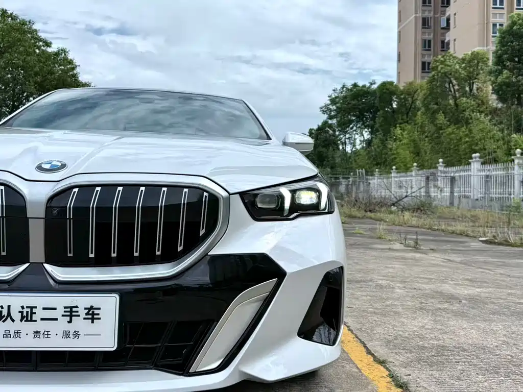 BMW 5 Series — миниатюра 10