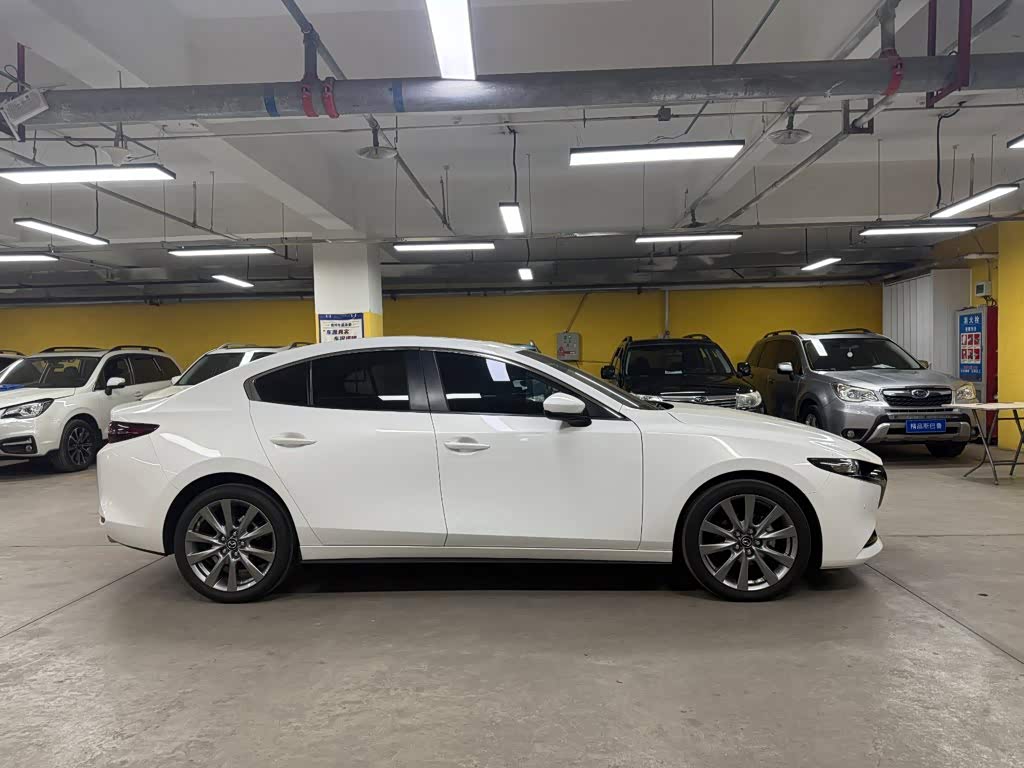 Mazda Mazda3 Axela 2.0 л 2022 г. Белый, пробег 42000 км