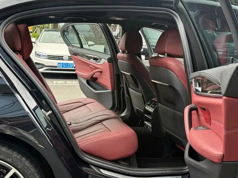 BMW 5 Series — миниатюра 9