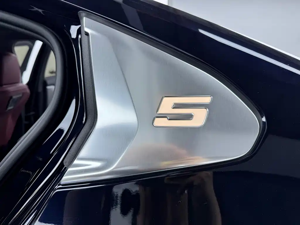 BMW 5 Series — миниатюра 17