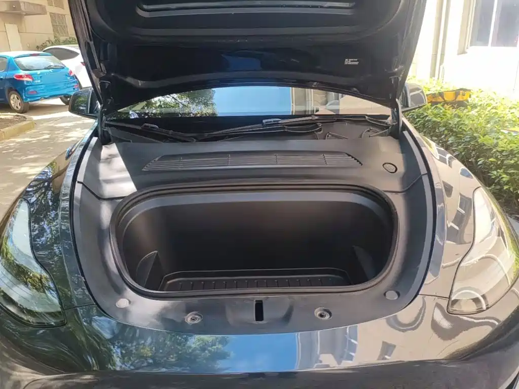 Tesla Model Y — миниатюра 20