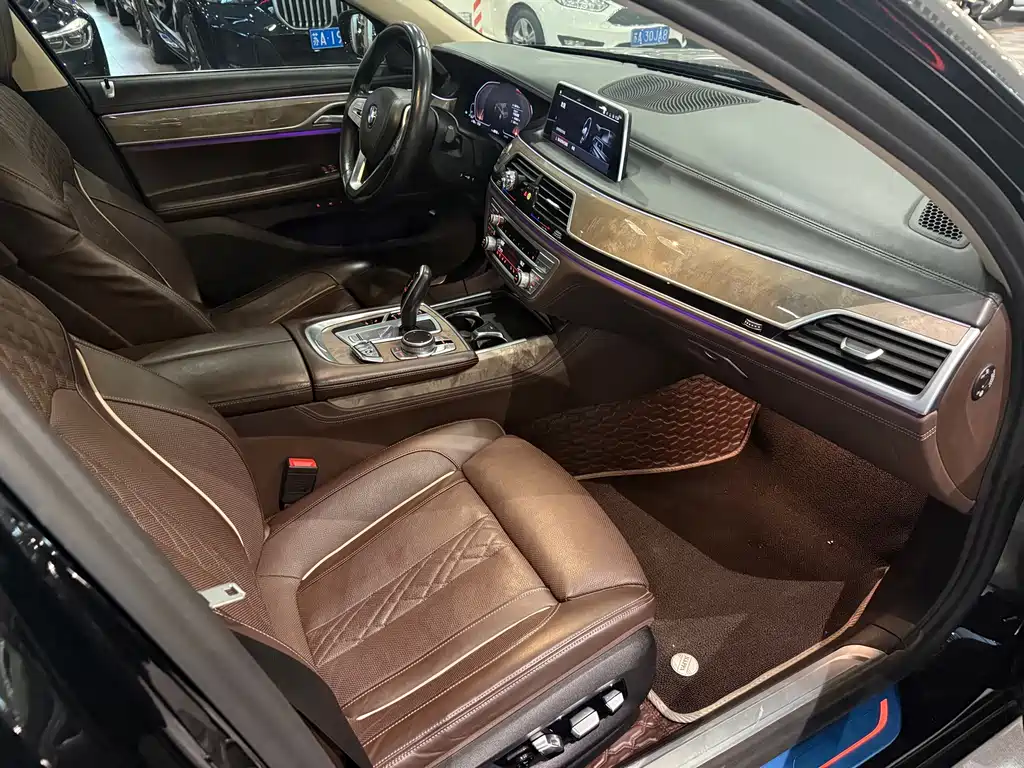 BMW 7 Series — миниатюра 9