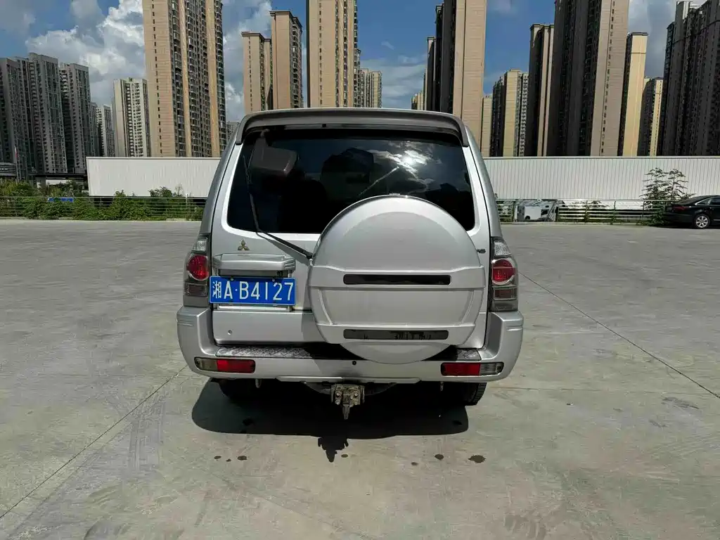 Mitsubishi Pajero — миниатюра 8
