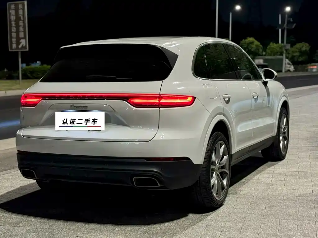 Porsche Cayenne — миниатюра 7