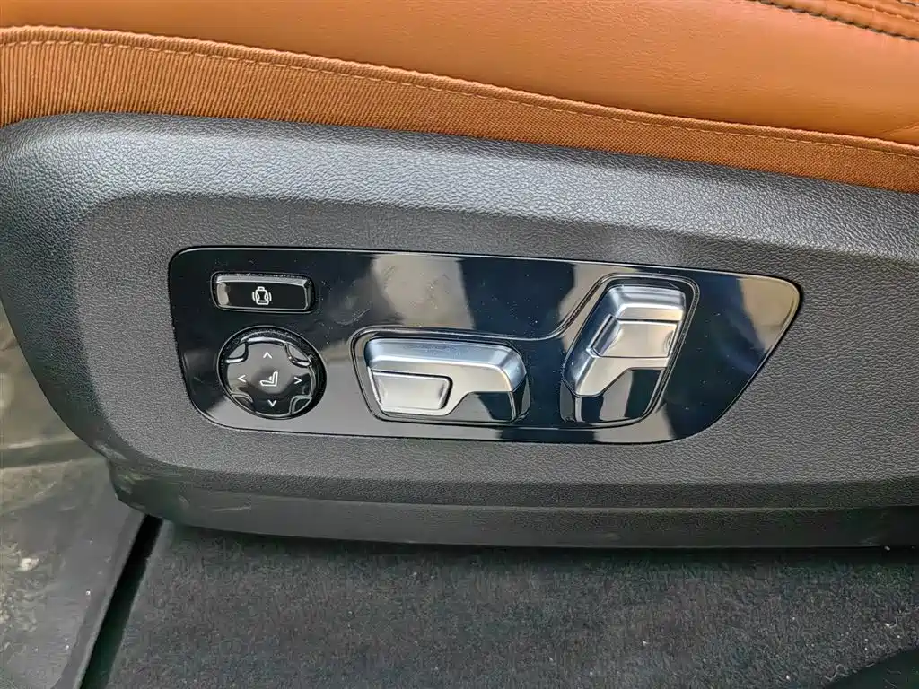 BMW X7 M60i — миниатюра 10