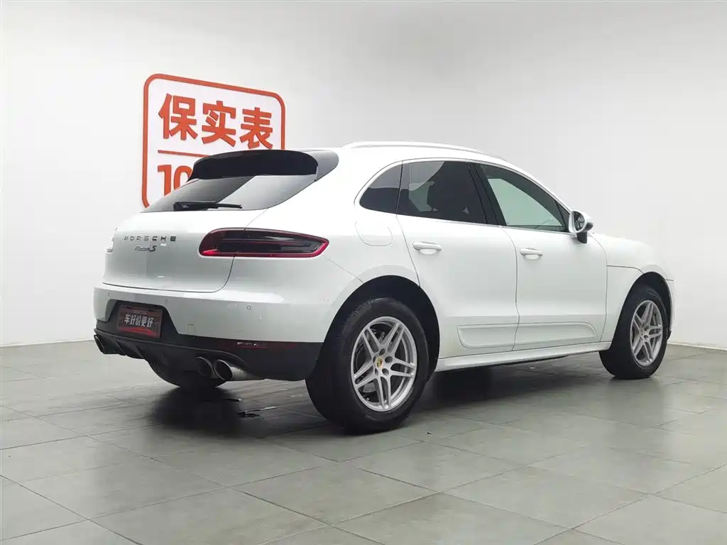 PORSCHE MACAN