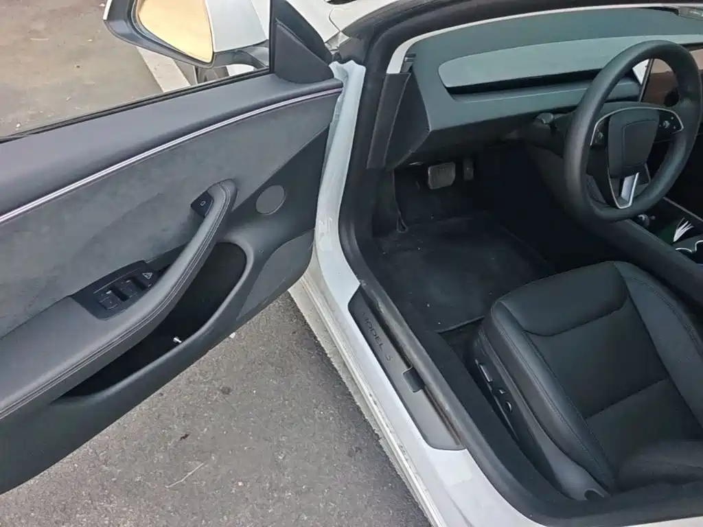 Tesla Model 3 — миниатюра 16