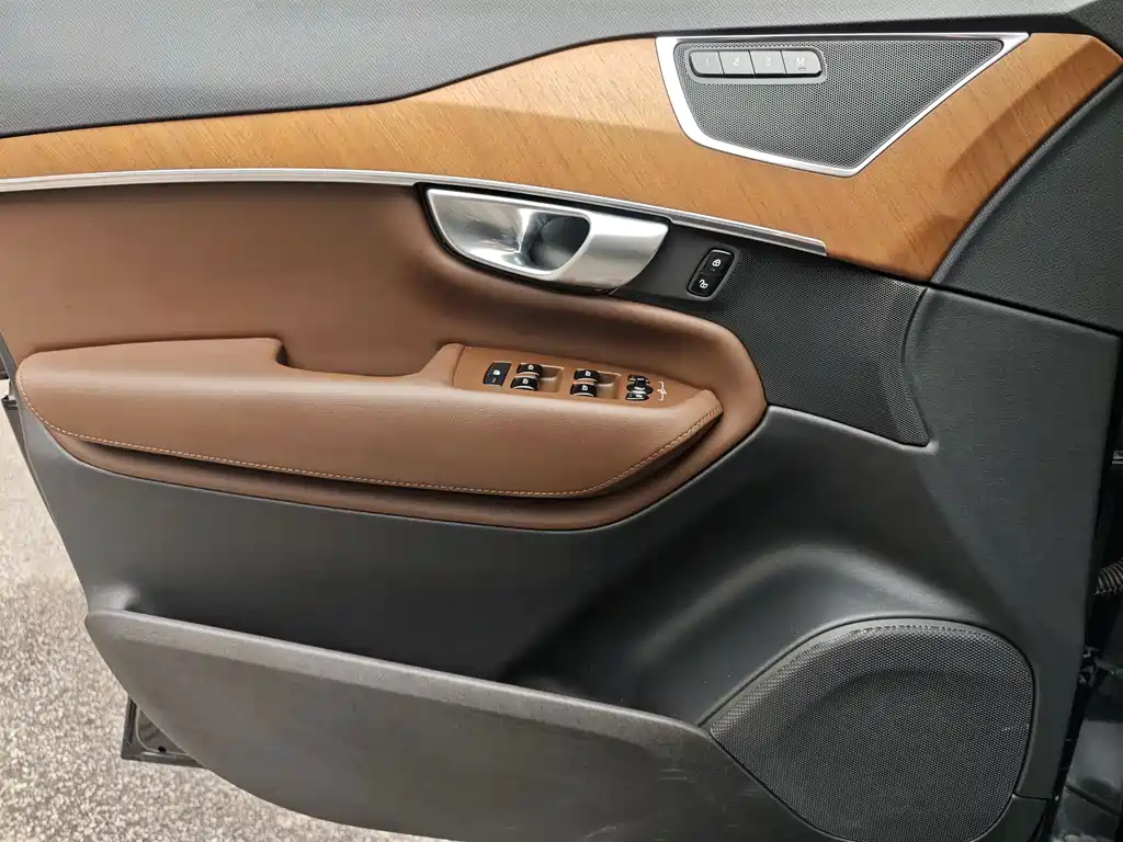 Volvo XC90 — миниатюра 9