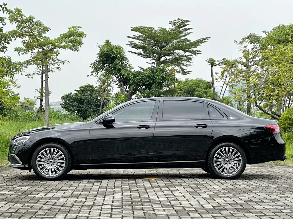 Mercedes-Benz E-Class — миниатюра 12