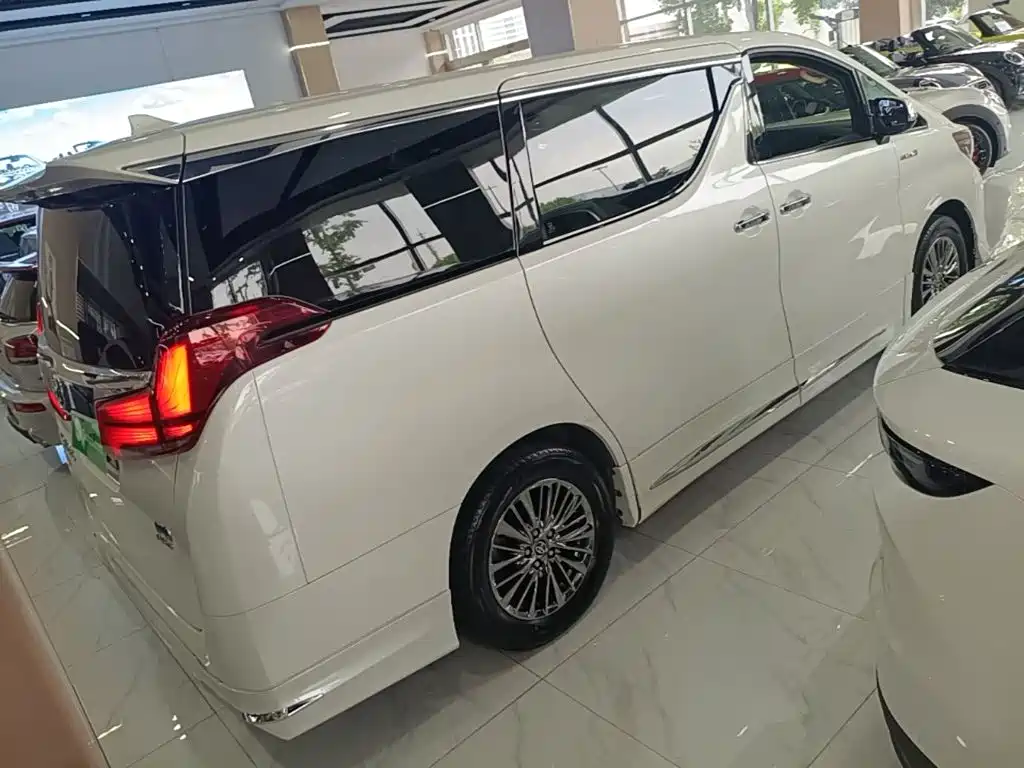 Toyota Alphard — миниатюра 7